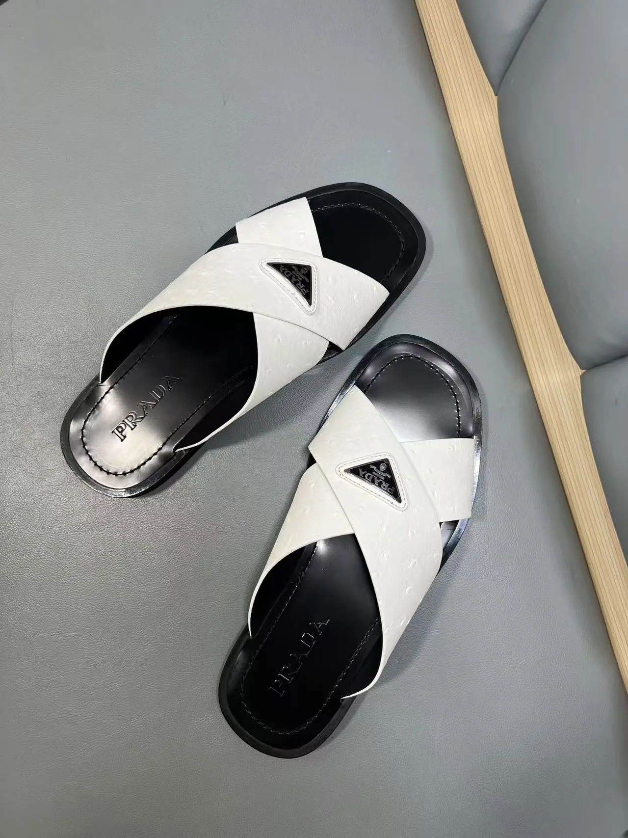 340💰PRADA Prada’s latest slippers are synchronized with the official website. This slipper is made of the brand’s unique and iconic Saffiano leather. The brand logo jumps out from the double straps, and the brand style is clearly visible. Cowhide gives men elegant charm and functional design, making it an ideal choice for vacation and leisure. Size:38-45